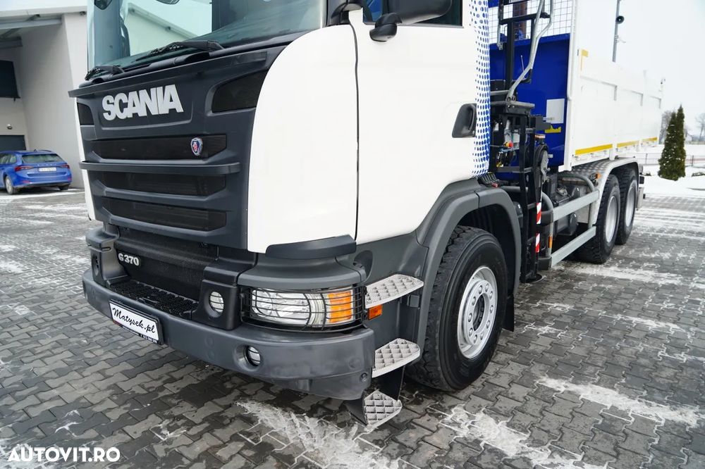 Scania G 370 / 6x4 / BASCULĂ SPATE + HIAB 144E S-3 HDS / RADIOCOMANDĂ / ROTATOARE / FURCĂ PENTRU PALEȚI / EURO 6 / - 12