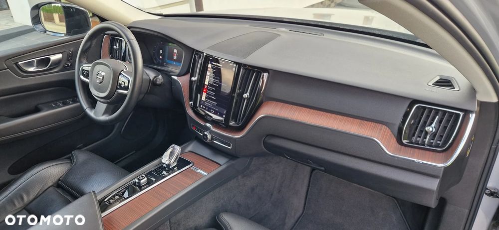 Volvo XC 60 B4 D Plus Dark - 28