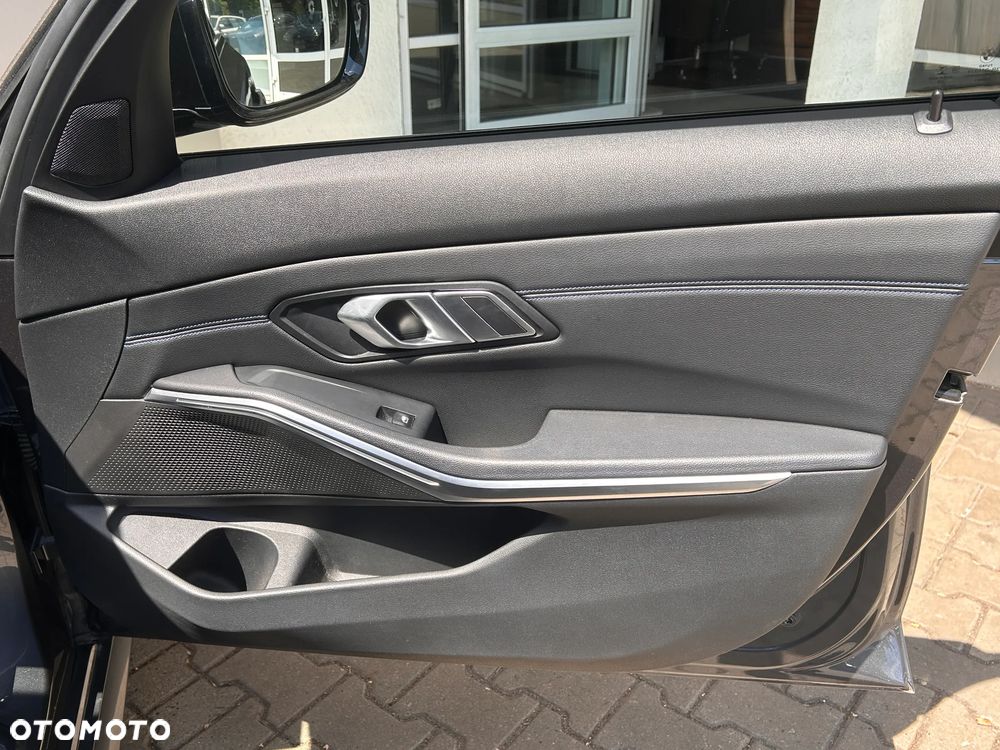 BMW Seria 3 330i xDrive M Sport sport - 18