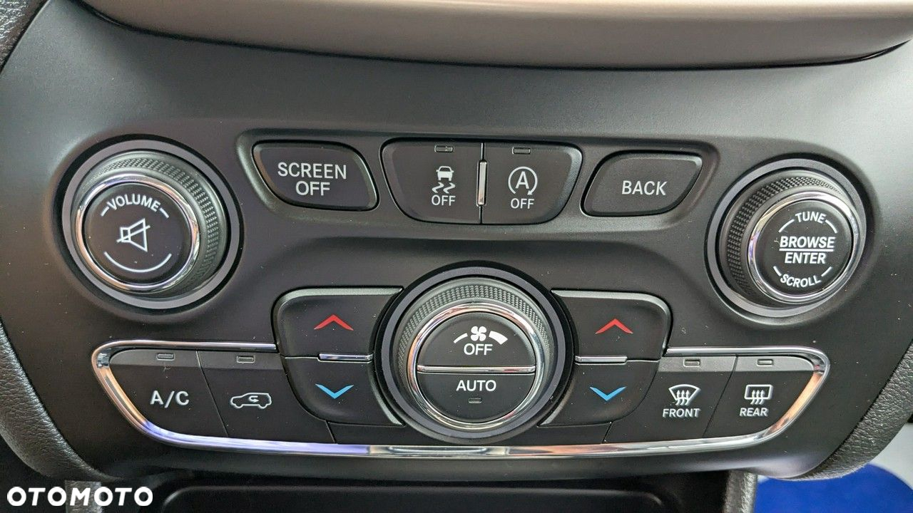Jeep Cherokee - 25