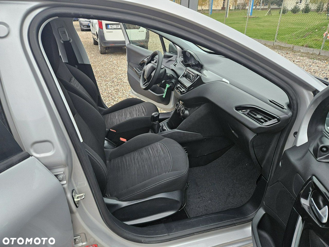 Peugeot 208 - 10