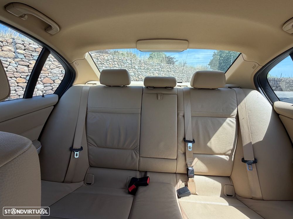 BMW 320 d EfficientDynamics Navigation - 12
