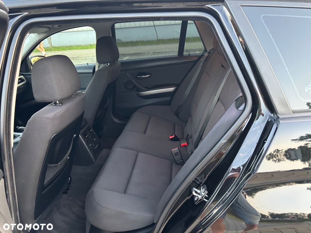BMW Seria 3 318i Touring - 23