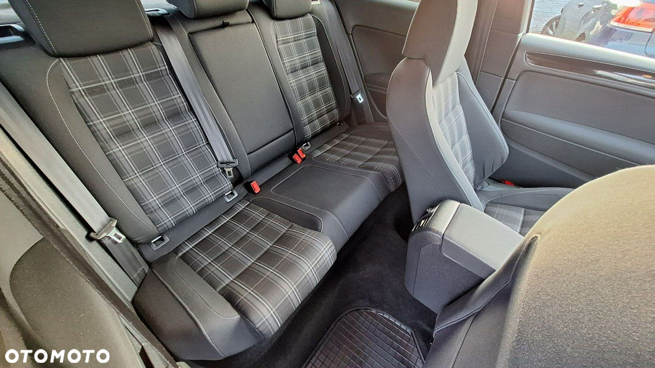 Volkswagen Golf - 23
