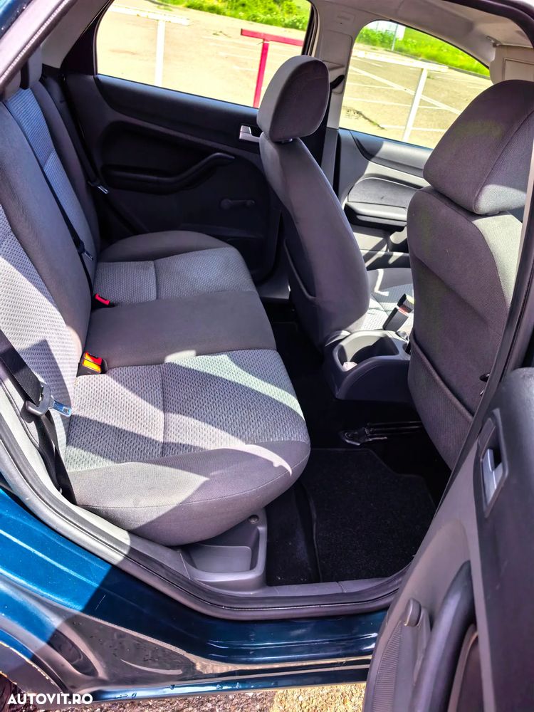 Ford Focus 1.6i Trend - 11