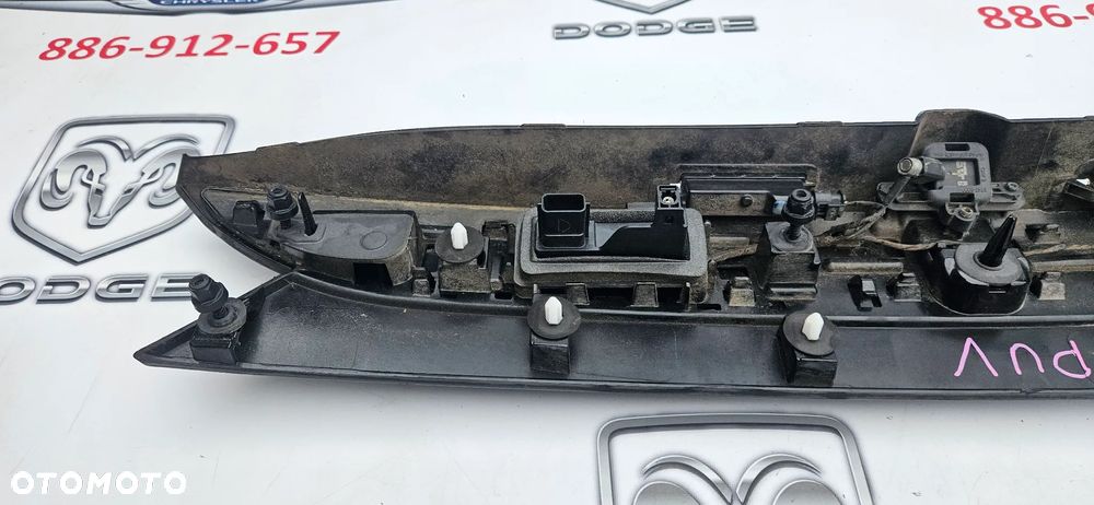 Chrysler Pacifica 2016- Blenda klapy bagażnika Listwa klapy Kamera cofania KOLOR  PUV - 9
