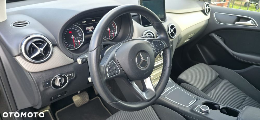 Mercedes-Benz Klasa B 180 7G-DCT Urban - 22