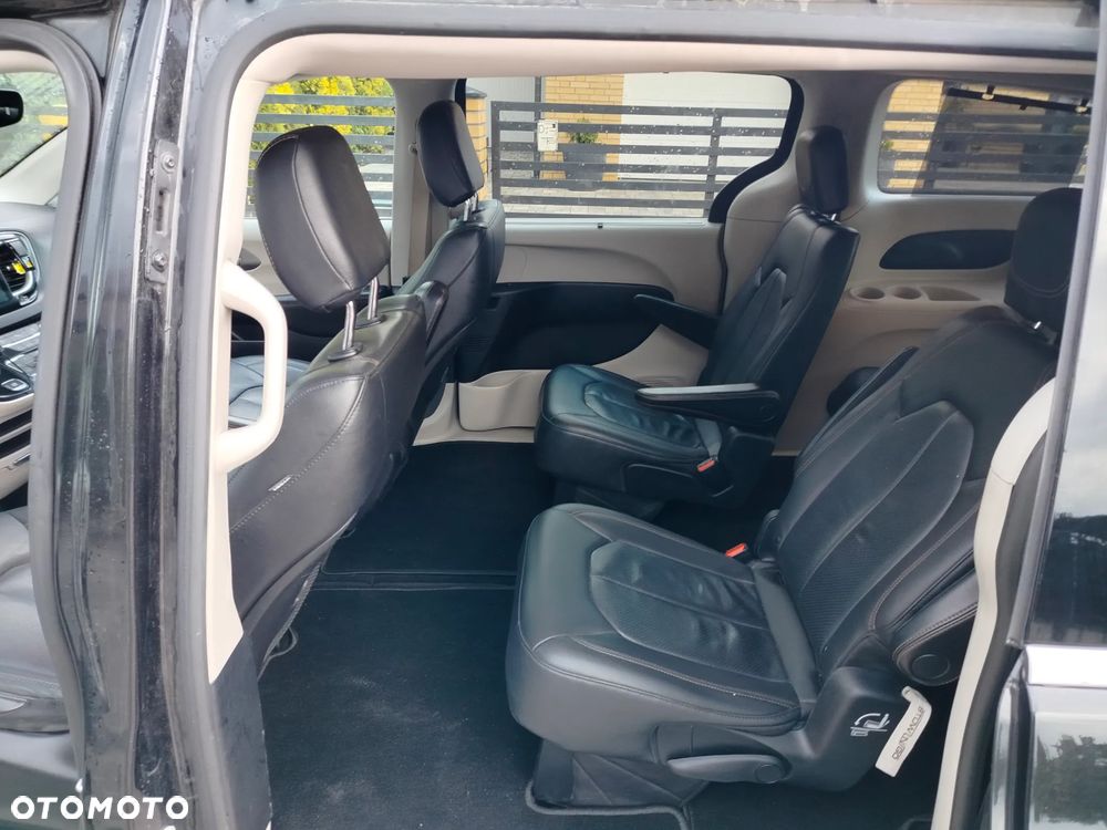 Chrysler Pacifica - 12