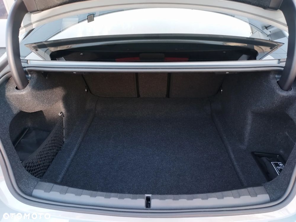 BMW Seria 3 318i M Sport - 23