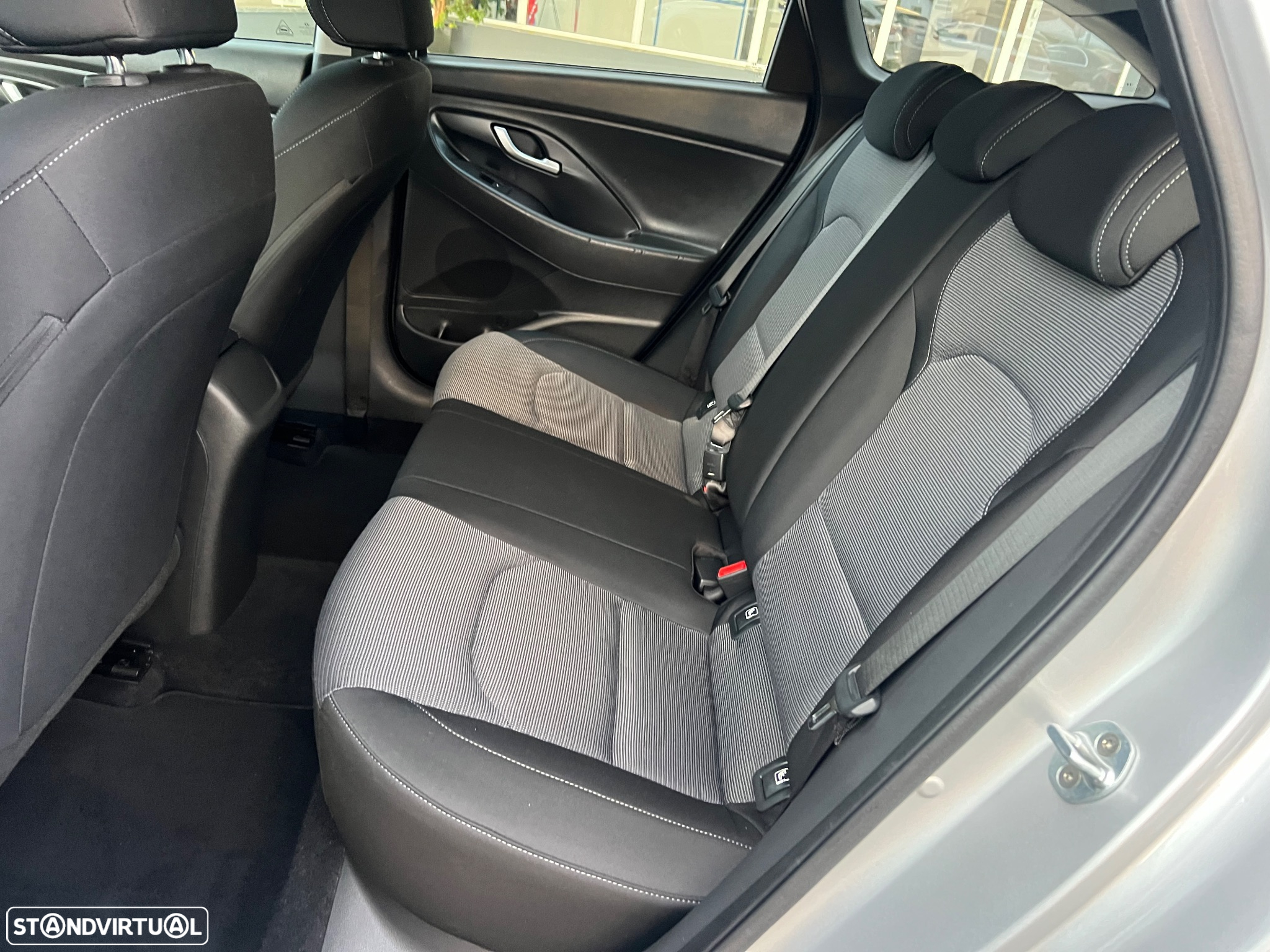 Hyundai i30 SW 1.6 CRDi Blue Comfort+Navi - 16