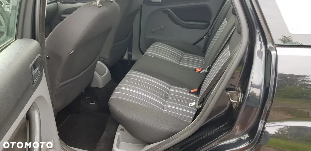 Ford Focus 1.6 TDCi DPF Titanium - 11
