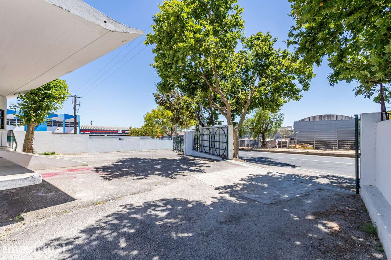 Armazém em Santa Iria de Azoia, Loures - 450m² por 3800€ - Grande imagem: 3/17