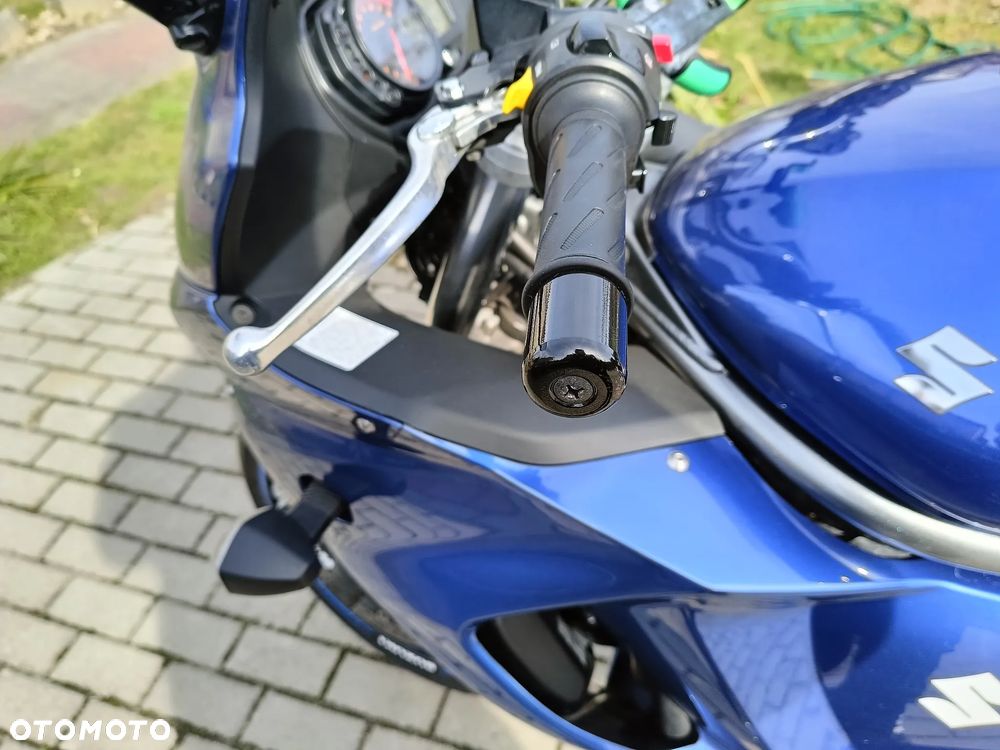 Suzuki GSX - 12