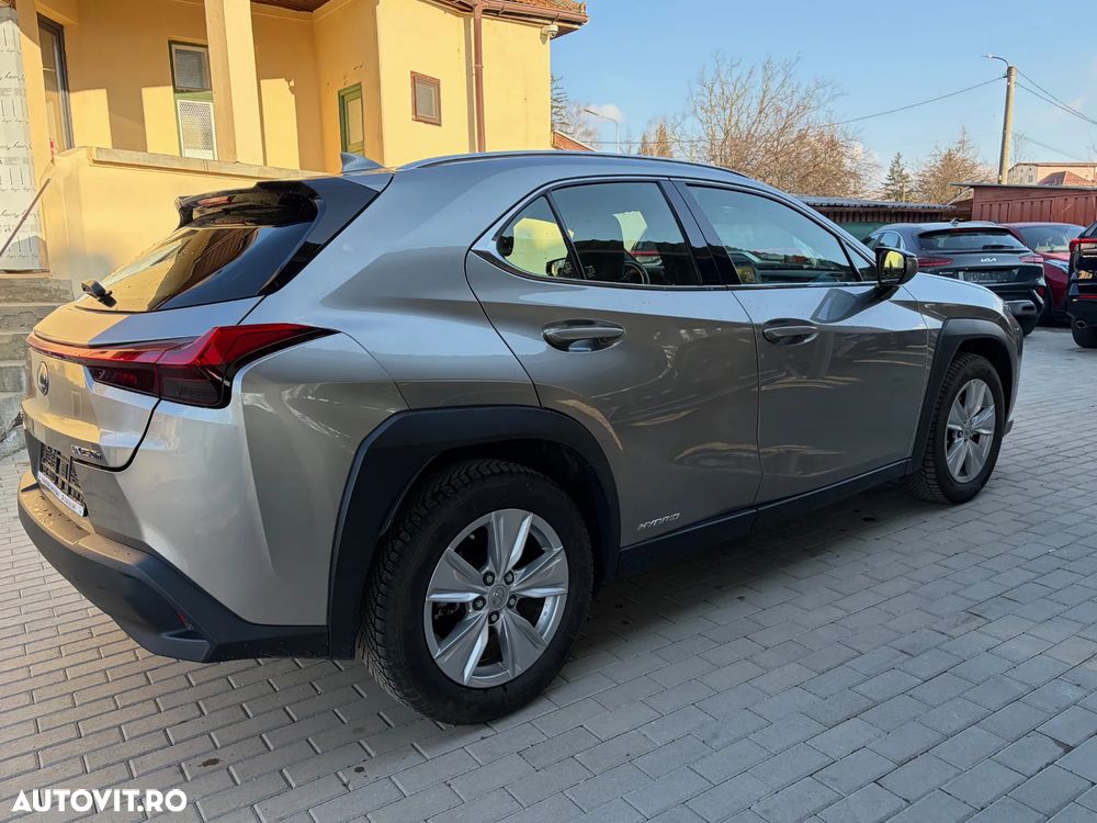 Lexus UX 250h Business Edition - 11