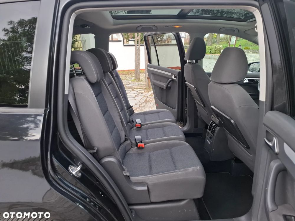 Volkswagen Touran 2.0 TDI DPF BlueMotion Technology STYLE - 10