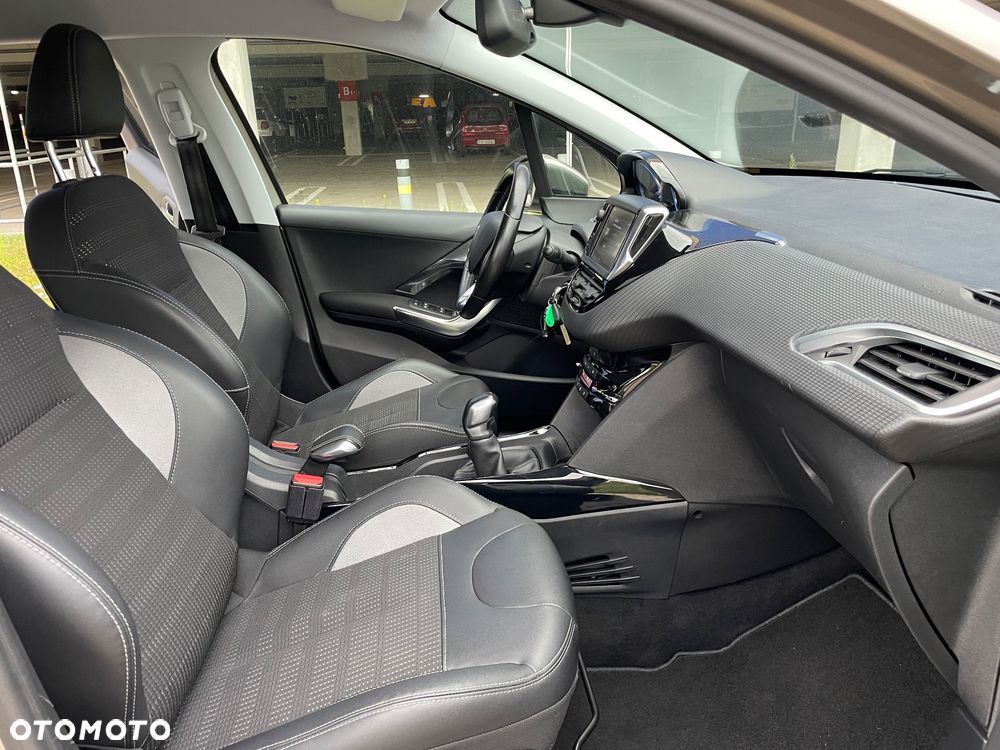Peugeot 2008 1.2 Pure Tech Allure S&S - 19