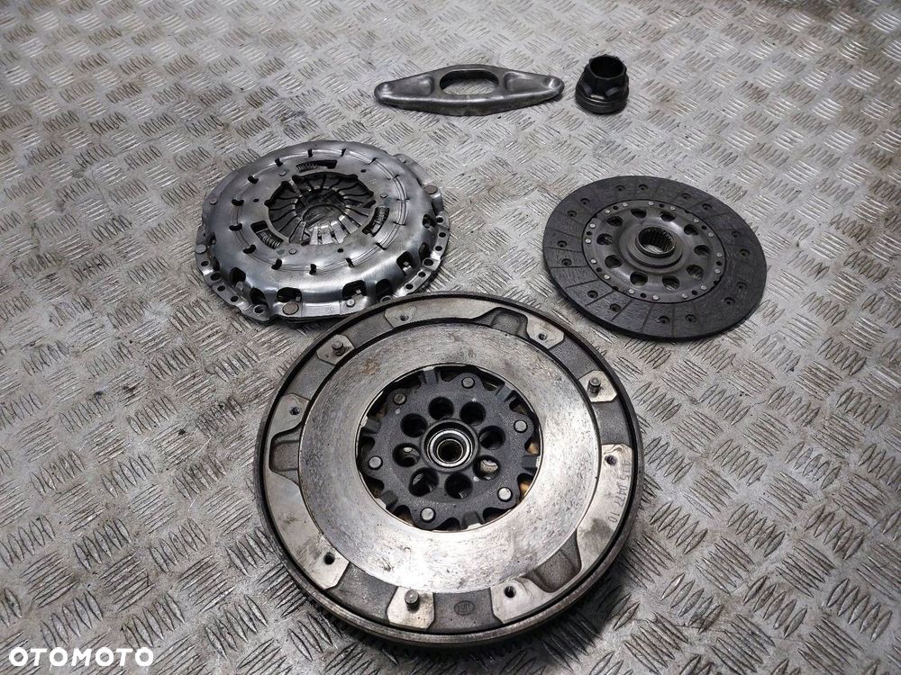 KOŁO DWUMASOWE + TARCZA + DOCISK + ŁOŻYSKO OPOROWE BMW F10 520d 2.0 D - 1