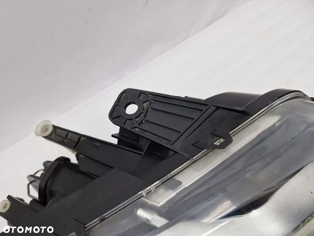 VW AMAROK 2H 09- PRAWA LAMPA PRZEDNIA PRZÓD , NR AUKCJI LA102 - 8