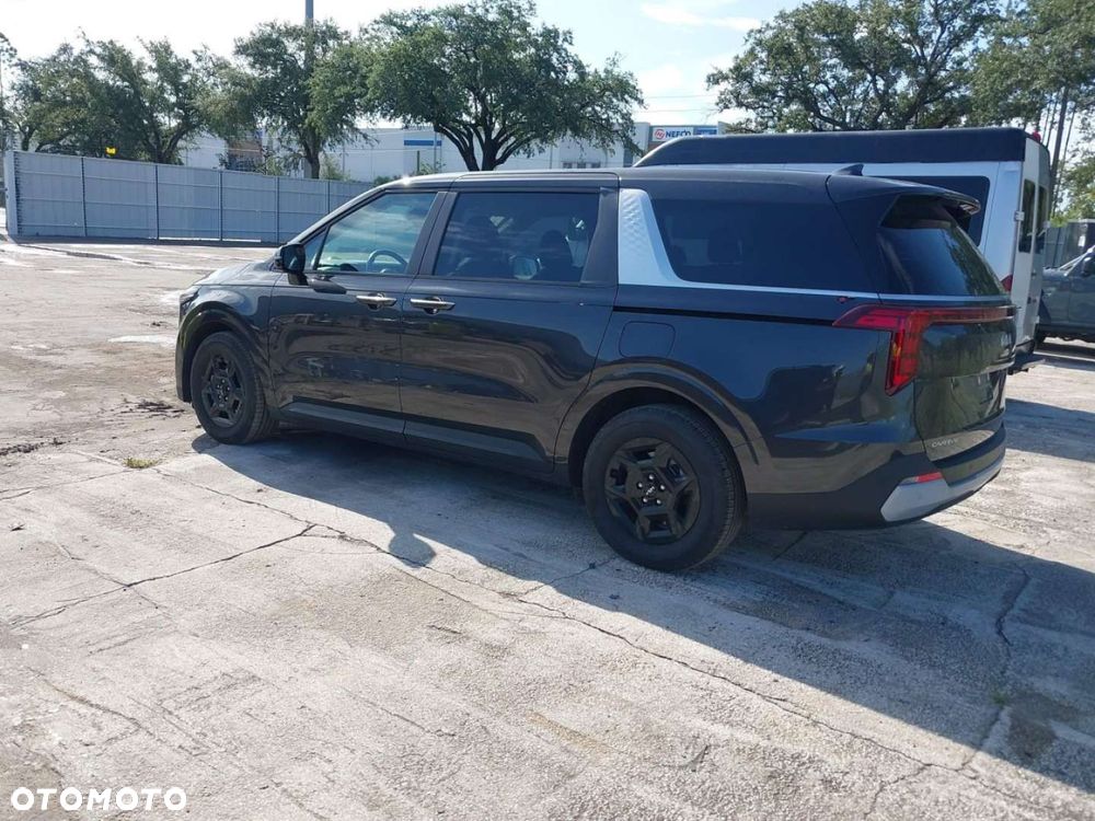 Kia Carnival - 7