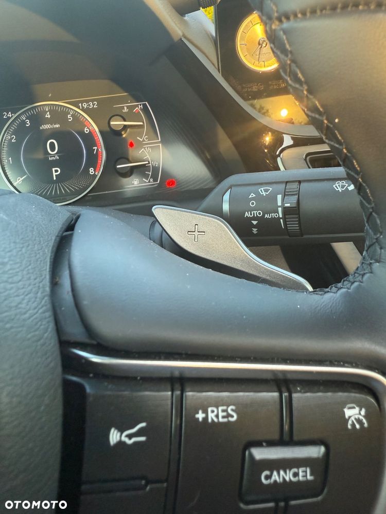 Lexus ES 300h Business Edition - 14