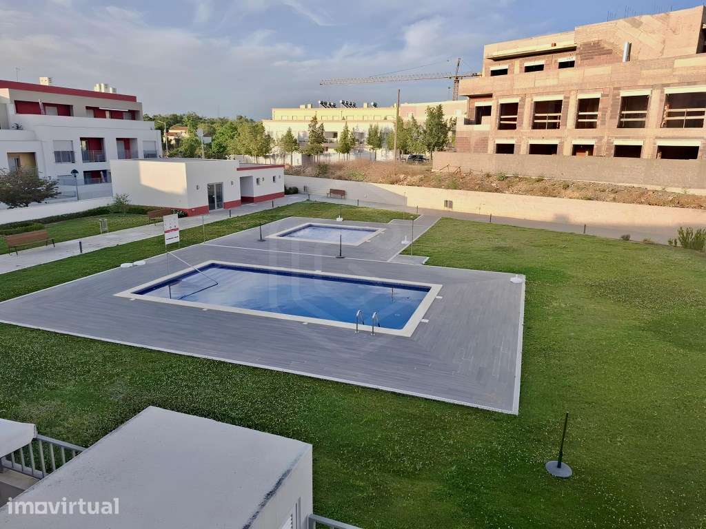 Apartamento T2 de arquitetura moderna inserido em condomínio com pi... - Grande imagem: 2/19