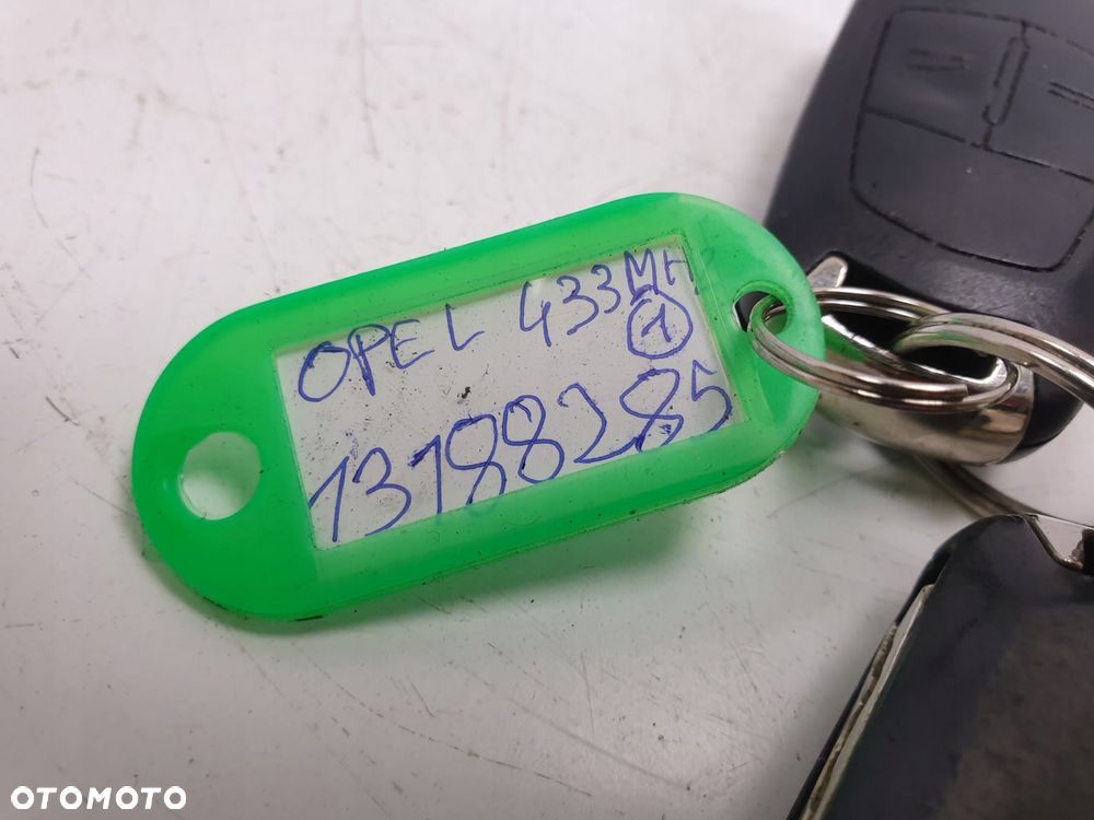 KLUCZYK PILOT OPEL CORSA D 13188285 - 14