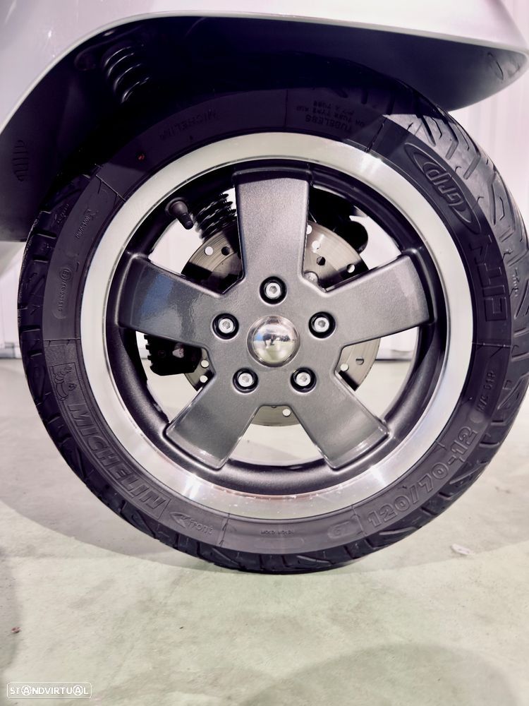 Vespa GTS Super 300 70 Anos - 5