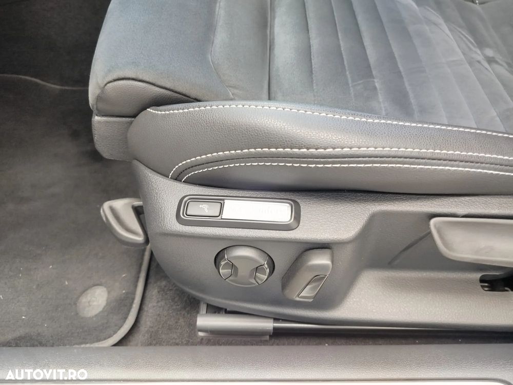 Volkswagen Passat Variant 2.0 TDI SCR DSG 4Motion Elegance - 11