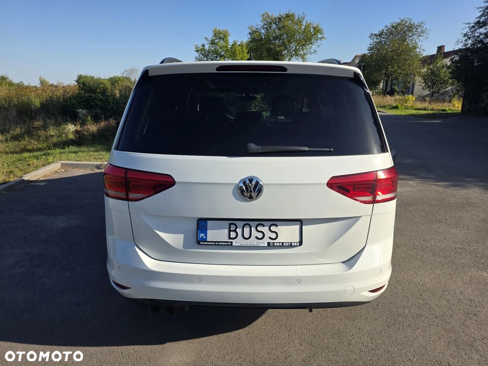 Volkswagen Touran - 12