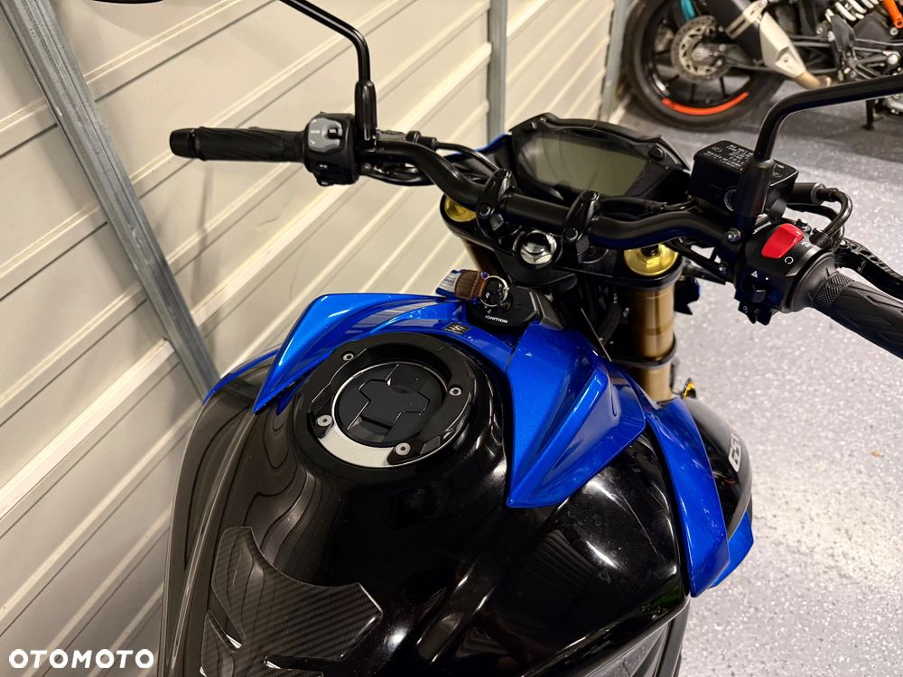 Suzuki GSX - 11