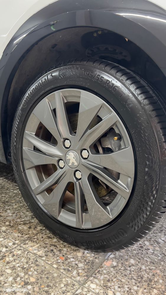 Peugeot e-208 Allure - 12