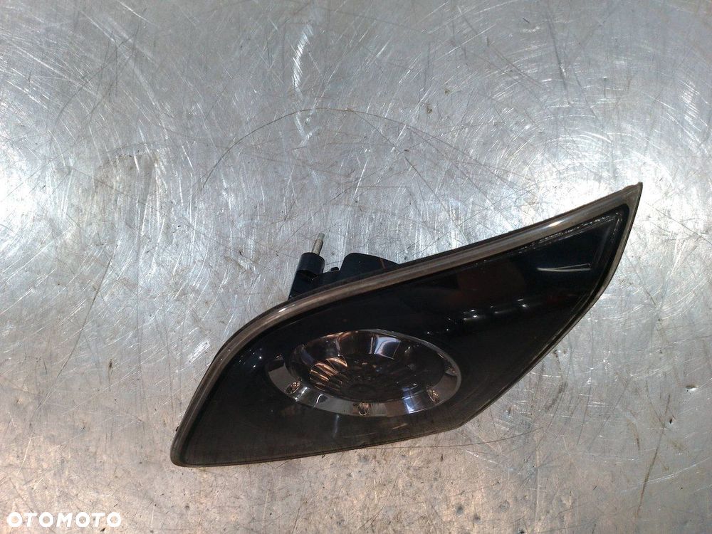 LAMPA TYLNA PRAWA W KLAPE MAZDA 3  P2913R - 7