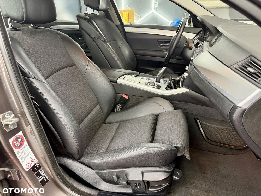 BMW Seria 5 525d xDrive Sport-Aut - 25