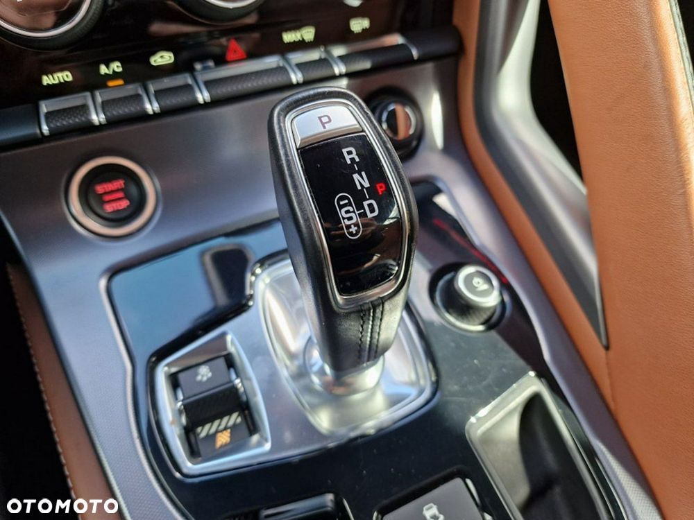 Jaguar F-Type 2.0 Turbo Chequered Flag - 27