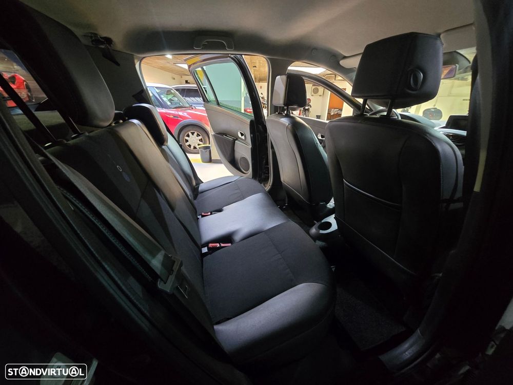 Renault Clio 1.2 16V Confort - 9