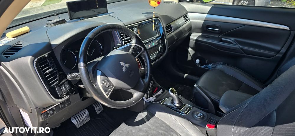 Mitsubishi Outlander 2.0 4WD Plug-In Hybrid Top - 3