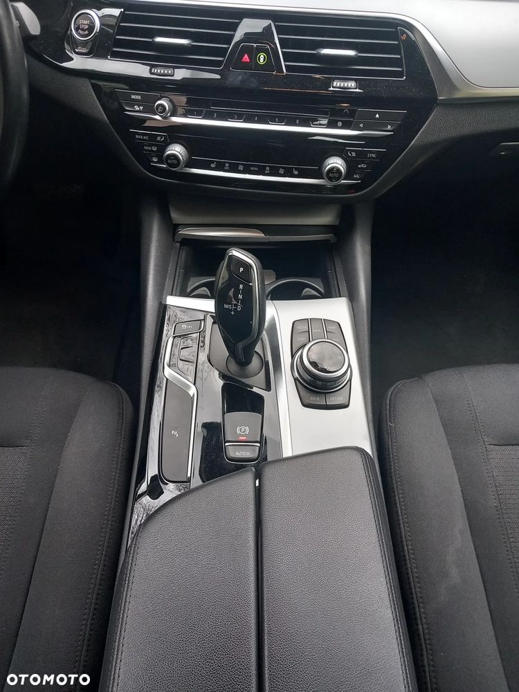 BMW Seria 5 520d Sport Line - 19