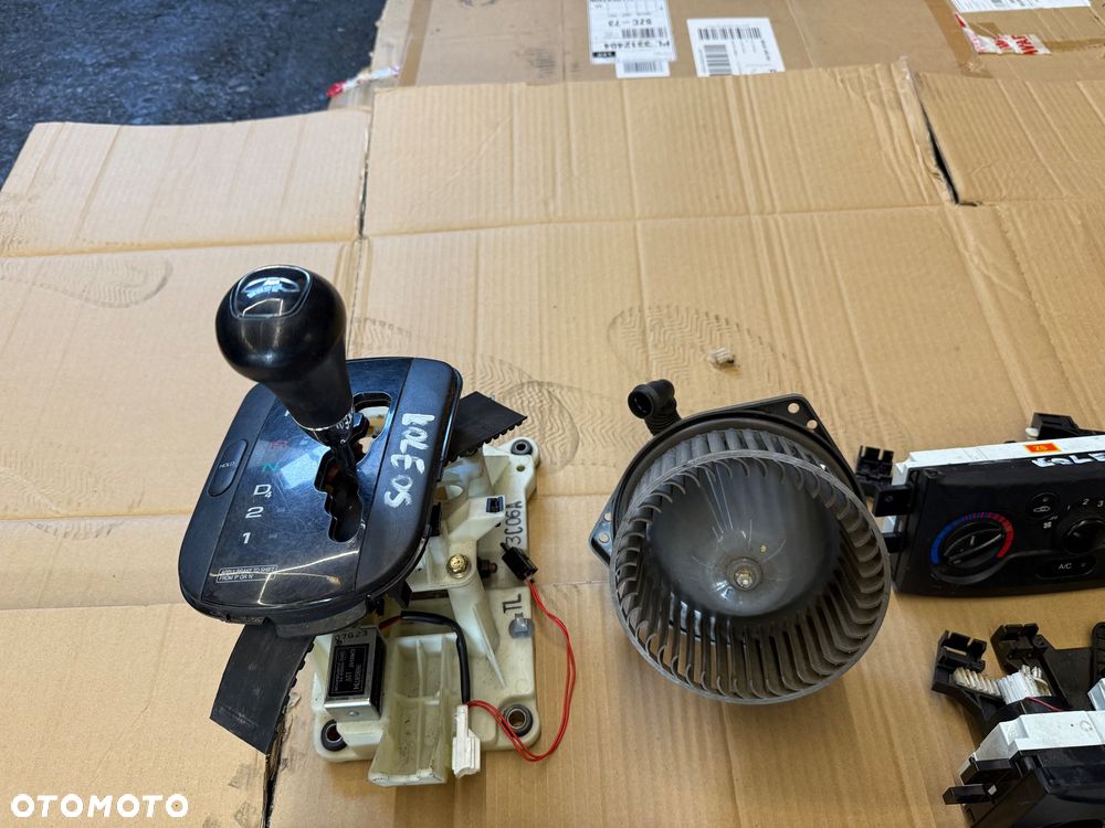 Kalos daewoo  Sterownik automatycznej skrzyni biegów 96484426 - 100  Sterownik komputera silnika 96417550 - 100  Skrzynka bezpieczników - 150  Przełącznik świateł manetka 520331-1000T - 100  Nie wiem co to FS4KB0LNZ  Zegar wyświetlacza (2sztuki) - 100 złoty sztuka  Licznik obrotomierz: 96413686 - 150 96461306 - 150  Panel nawiewu/klimatyzacji (2 sztuki) - 100 złoty sztuka  Dmuchawa nawiewu 4051-031* - 100  Wybierak do zmiany biegów kompletny automat - 400 złoty - 8