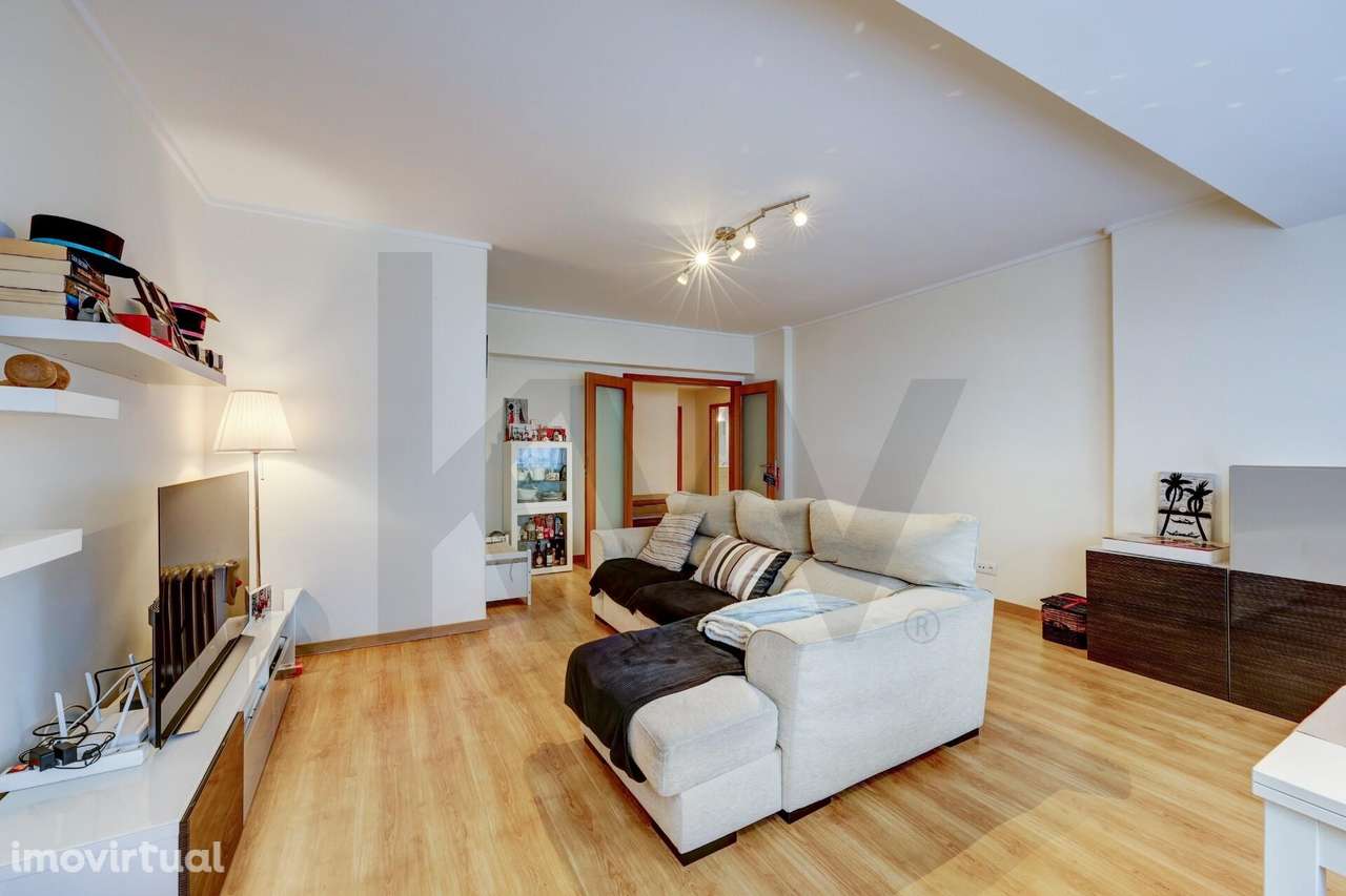 Apartamento T3 com renovação total em prédio com elevador - Grande imagem: 3/36