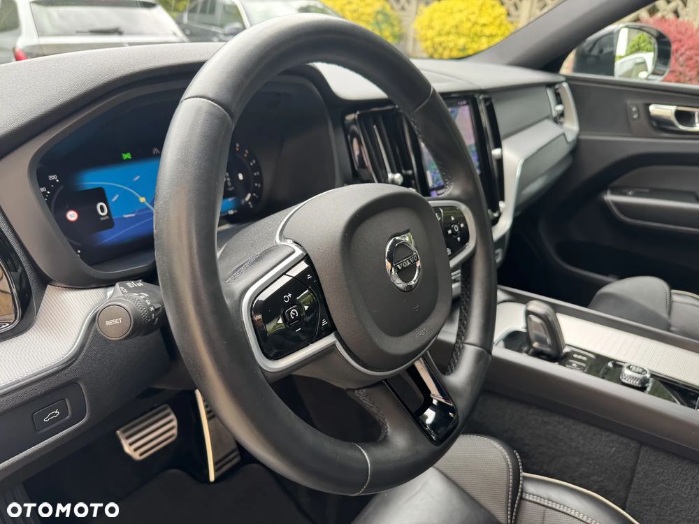 Volvo XC 60 B4 D AWD Plus Dark - 22