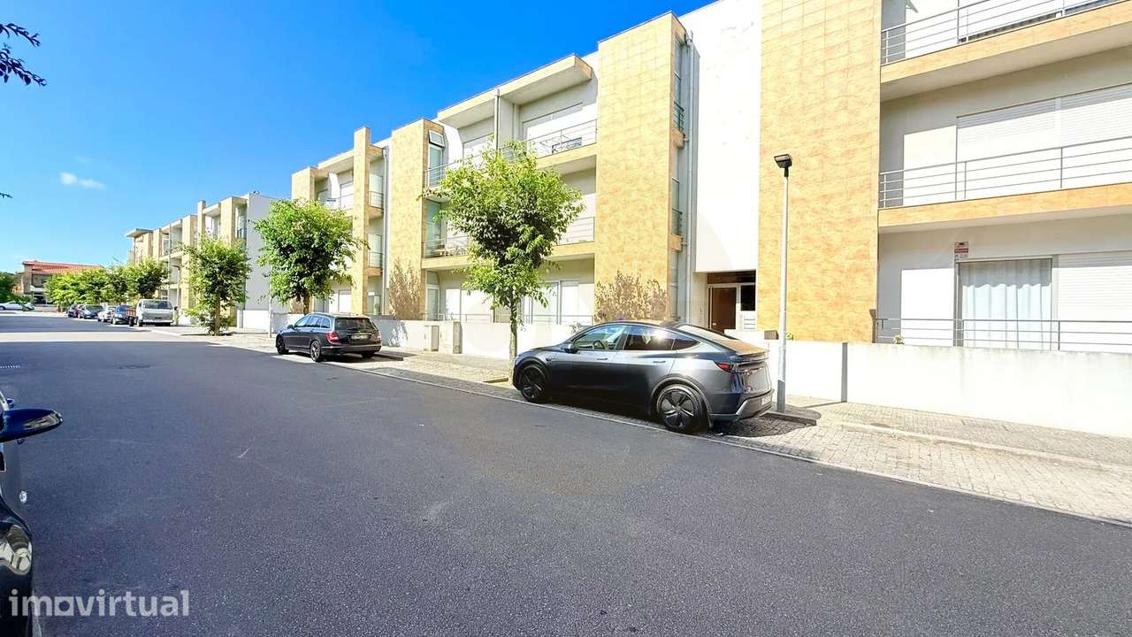 ApartamentoT2 em Árvore Excelentes Áreas Garagem Fechada para 2 Carros - Grande imagem: 2/24