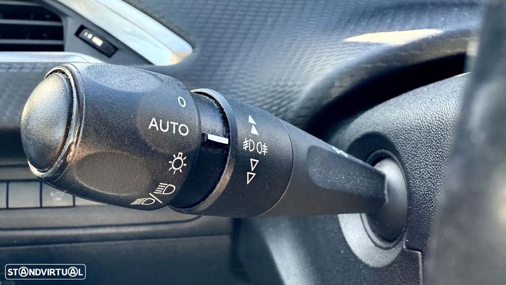 Peugeot 2008 1.2 PureTech Allure EAT6 - 42