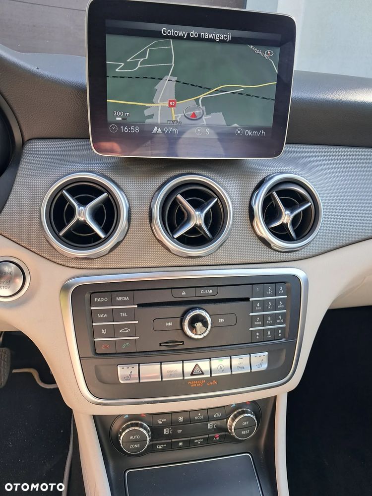Mercedes-Benz GLA 180 7G-DCT - 10