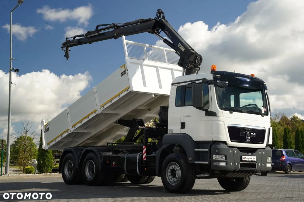 MAN TGS 33.360 / 6x4 / WYWROTKA - 5,7 M + HDS HIAB XS 122 HIDUO / MAX WYSÓW - 8,2 M / MAX UDŹWIG - 4 800 KG / KLAPO - DRZWI / MANUAL / PILOT / - 8