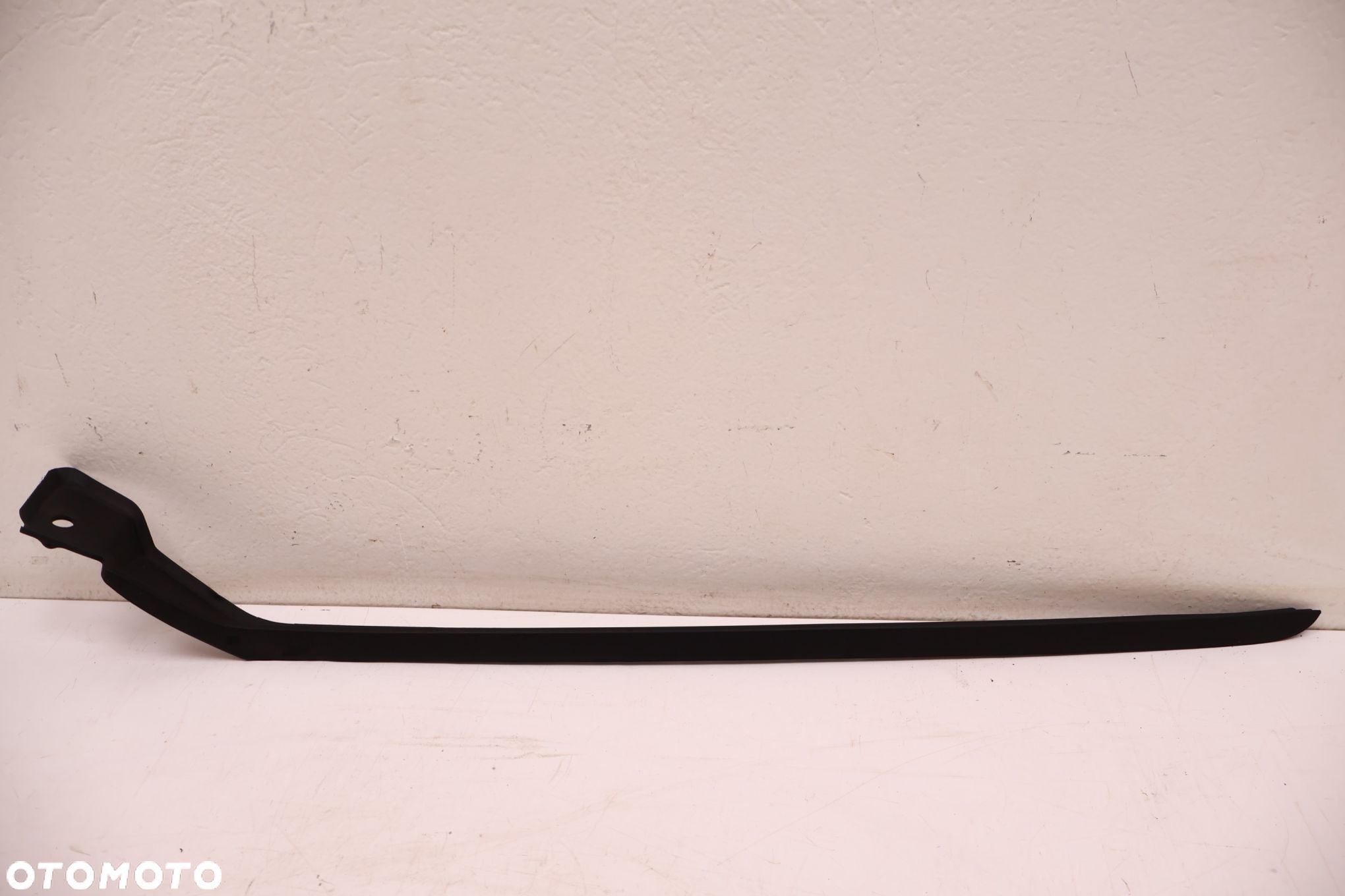 MASERATI GRECALE LISTWA SZYBY CZOŁOWEJ LEWA 670167248 - 1