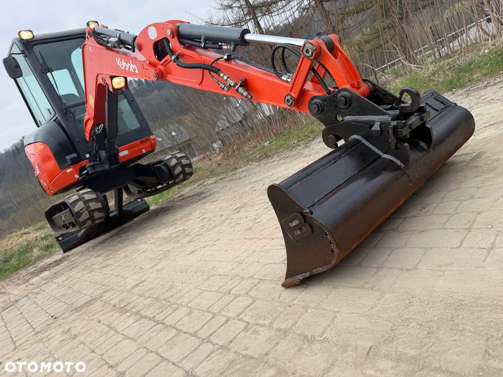 Kubota U27 Minikoparka koparka gąsienicowa 2.8 tony. jak Nówka sztuka z salonu! 2017 rok. 2200mtg. Przywieziona z Gospodarstwa Norweskiego! Zadbana Maszyna ani deka luzów i wycieków. Aktualna Dekra dokumentacja BMWT! Szybkozłącze Hydrauliczne. Szybka wolna jazda.Zamki na tłokach. Wersja Norweska!! OKAZJA - 10