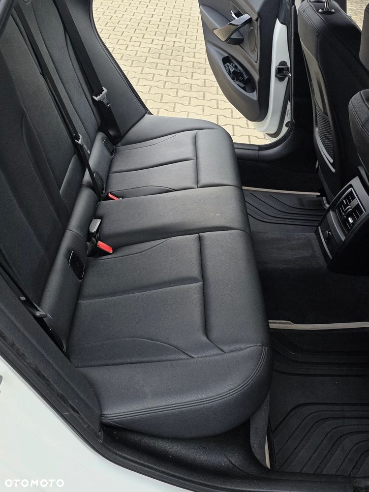 BMW 3GT 320i GPF - 19