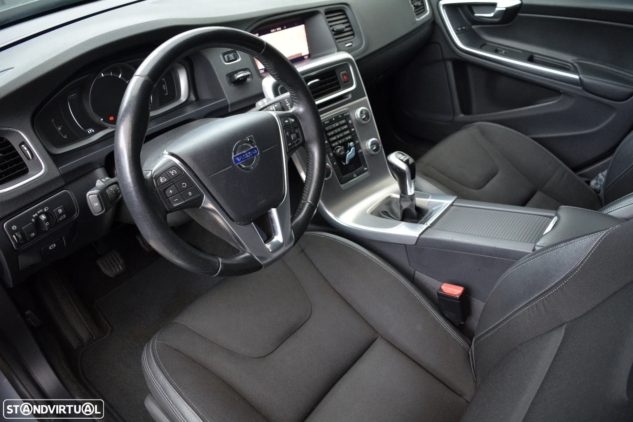 Volvo V60 2.0 D2 Momentum - 4
