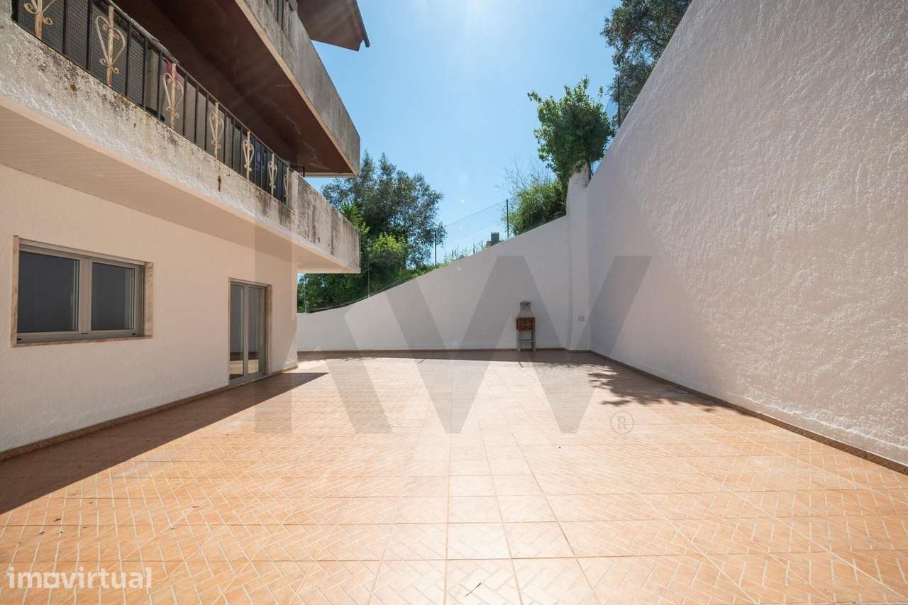 Apartamento T2 Totalmente Remodelado com Terraço Exclusivo de 200m2 em - Grande imagem: 2/36