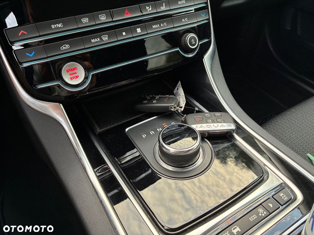 Jaguar XE 20d AWD Portfolio - 30